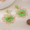 Pendientes exagerados estilo resort de metal y rafia con patrón de flor hueca, únicos y elegantes con un temperamento a la moda
