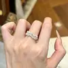 Anel de Pérola Brilhante com Design Vazado de Luxo Leve Estilo Francês para Mulheres, Único e Elegante, Sensação de Alto Padrão, Personalidade Distinta, Joia Versátil