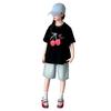Traje de Verano para Niñas 2025 Nueva Moda Niñas Caracteres Chinos Niños Grandes Estilo Occidental Cereza Manga Corta Pantalones de Mezclilla Traje