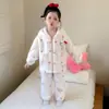 Conjunto de pijama de flanela para meninas, outono e inverno, espessado e quente, feito de fleece de coral, com estampas de desenhos animados, adequado para usar em casa no inverno