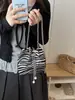 Bolsa saco com corrente para mulheres, versão coreana 2026 nova bolsa de ombro transversal de verão, bolsa transversal casual de design de nicho