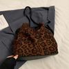 Bolsa Tote de Design de Nicho de Luxo para Mulheres 2026 Nova Bolsa de Ombro Retro para Outono e Inverno Bolsa de Ombro Versátil para o Dia a Dia