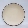 Plato de gres color crema lechoso con borde de café