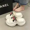 Nuevas pantuflas de plataforma de moda de suela gruesa para mujer, pantuflas de EVA que aumentan la altura, adecuadas para usar en interiores y exteriores, antideslizantes, sandalias de suela suave, venta al por mayor