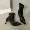 Elegantes botas color nude de tacón de aguja, chic y a la moda, perfectas para usar como calzado exterior, con punta fina estilo francés, disponibles en tallas grandes y diseñadas para crear un efecto adelgazante - la nueva colección 2026