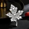 Broche de Hoja de Arce Clásico Simple de Alta Gama con Incrustaciones de Diamantes y Zirconia Sintética para Mujer, Accesorio Versátil para Abrigo, Exquisito Accesorio Corsage