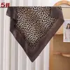 Bufanda Cuadrada Nueva para Mujer de 90CM Estampado de Leopardo Europeo y Americano Bufanda de Seda Chifón Satinado Fuente de Fábrica Mayorista