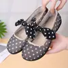 Zapatos de tela de malla estilo Pekín antiguo para primavera y verano, nuevos zapatos transpirables de suela blanda antideslizantes para madres de mediana edad y mayores, mocasines