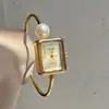 Reloj pulsera de perlas vintage para mujer, lujo ligero, exquisito, simple, elegante, versátil, reloj de cuarzo, accesorio para la mano