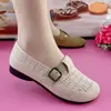 Sapatos de trabalho pretos respiráveis de malha macia para primavera e outono, sapatos de malha confortáveis para mães de meia-idade e idosas, atacado e dropshipping disponíveis