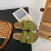 Chinelos peludos com estampa de leopardo para mulheres, novo modelo outono e inverno 2026, chinelos de algodão slip-on com sola plana, chinelos de sola grossa para mulheres usarem fora