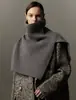 Un imprescindible para crear looks con estilo: un chal de cuello alto de lana merino superfina con una abertura, que ofrece múltiples formas de llevarlo