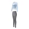 Elegante conjunto de fitness y yoga para mujer, con diseño cruzado, panel de malla, mangas largas, sujetador incorporado y características moldeadoras, adecuado para Pilates y otros entrenamientos en otoño
