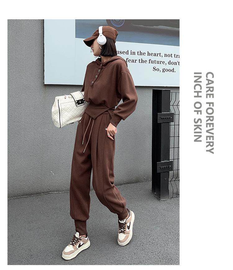 跨境淘货源分销2024秋冬季新款街头潮流减龄小个子爆款欧货网红款运动套装休闲运动气质休闲时尚流行新款秋装秋装女装时尚套装套装女装秋季套装女套装女女士运动服女装两件套套装卫衣套装休闲套装秋季套装女装时尚套装盐系休闲套装女装2024百搭设计感小众洋气欧货阿里国际站跨境采购Cross-border, shopping source, foreign trade, export, distribution 2024 fall, winter, new, street trend, explosive, European goods, network red, sportswear, leisure sports, temperament leisure, fashion popular, new autumn wear, autumn women's wear, fashion suit, women's wear, women's wear, women's wear, women's sportswear, women's two-piece, hoodie suit, casual suit, autumn suit, women's wear, Fashion suit salt department, casual suit women's dress, Ali International Station, cross-border procurement