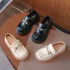 Sapatos de Couro Infantis 2026 Modelo Novo Primavera e Outono Sapatos de Performance Antiderrapantes para Escola Primária Solado Macio Meninos e Meninas Estilo Britânico Sapatos de Cadarço