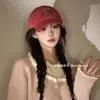 Gorra de Béisbol Bordada con Gato Manchado Estilo Coreano Japonés Color Crema 2025 Nueva para Mujer con Circunferencia de Cabeza Grande, Gorra de Pico de Pato que Hace que la Cara Parezca Más Pequeña