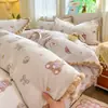 2026 Nuevo Juego de Ropa de Cama de Leche con Pompón Estilo Lindo, Funda de Edredón, Sábana Ajustable, Juego de Cuatro Piezas