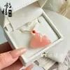 Flor de Pessegueiro Jade Natural Seda Dourada Jade Nuvem Auspiciosa Fecho Fivela da Paz Rosa Pingente de Garra de Gato Pingente Floral Atacado