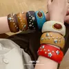 Pulseira redonda com rebite de flor em resina e madeira, transfronteiriça europeia e americana, moderna, simples, nicho, elegante, joia feminina de alta qualidade