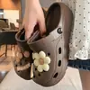Clogs de enfermeiro respiráveis de novo estilo, modernos, fofos, leves para uso externo no verão 2026, sandálias de exterior
