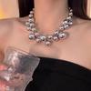 Collar de cuentas grandes de plata de estilo frío de alta calidad para mujer, cadena de clavícula corta, elegante y simple, diseño de collar con sentido de nicho