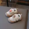 Sapatos Casuais Infantis para Bebês 2025 Sandálias de Verão para Bebês Sola Macia Antiderrapante Sapatinhos para Bebês Iniciantes Sapatos Individuais da Moda