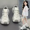 Zapatos de Papá Retro para Mujer 2026 Otoño Nuevo Estilo Suela Gruesa Cómoda Versátiles Ligeros Aumentan la Altura Hacen que los Pies Parezcan Más Pequeños Zapatos Deportivos Casuales