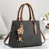 Bolsa Feminina Texturizada Elegante para o Dia a Dia com Pingente Floral, Bolsa de Mão com Alça de Ombro, Bolsa Transversal para o Trabalho Diário, Bolsa para o Trabalho