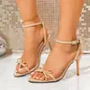 Sandalias de Tacón Alto de Aguja de Charol Negro para Mujer Verano Nuevo Punta Abierta Correa Única con Lazo Sandalias de Moda Versátiles