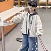 Conjunto de tres piezas nuevo de otoño 2026 para niños: Ropa exterior holgada estilo coreano, camisa a cuadros con capucha y pantalones vaqueros con estampado de estrellas