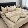 Conjunto de colcha de cama de veludo de leite fresco e aconchegante para o inverno, incluindo uma capa de edredom de fleece de coral espessa e quente e um conjunto de cama de fleece dupla face