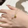 Foto Real de Tiqi del Nuevo Collar con Colgante de Flor de Loto en Plata de Ley S925 Estilo Chino para Mujer, con un Colgante Simple y Elegante de Calcedonia Blanca en una Cadena para Clavícula