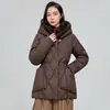 Abrigo de algodón color café estilo invernal suave para mujer, con capucha y cuello de pelo sintético de conejo, acolchado de rombos, cordones laterales, chaqueta de longitud media