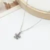 Collar de Moda de Lujo Ligero con Diseño Hueco de Flor de Amor y Mariposa, Cadena para Clavícula de Temperamento Nicho para Mujer, Venta al por Mayor