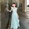 Vestido Doce Francês Decote Quadrado Pequena Manga Voadora Feminino Estilo de Férias de Verão Saia Longa Slim Cintura Delicada Saia A-Line
