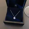 Colar versátil para mulheres, design de nicho com toque de alta qualidade, corrente de clavícula de luxo leve, gargantilha de laço, pingente para estudantes e namoradas