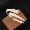 Pulseira Aberta de Zircônia Geométrica Luxuosa Exquisita de Alta Qualidade Moda Europeia e de Metal Personalizada para Mulheres