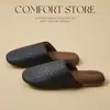 Pantuflas de algodón silenciosas para hombre, con una lujosa textura similar al cuero, perfectas para uso en interiores en dormitorios durante el otoño y el invierno. Tienen una suela suave y antideslizante
