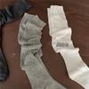 Calcetines de felpa nuevos Ioulor hasta la rodilla estilo Ins de primavera Medias calcetines de canalé a rayas verticales estilo coreano para mujer Venta al por mayor