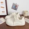 Tênis brancos de sola grossa cor branco leitoso para meninas, fofos e descolados, novo modelo 2026 para primavera e outono, mocassins de estudante de verão, sapatos esportivos