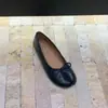Sapatos de casco de porco com sola reta e dedos divididos, sapatos femininos vermelhos, sapatos de casco de verão 2026 com laço e bico raso