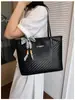 Bolso tote tejido vintage para mujer, modelo nuevo 2026, bolso de mano de gran capacidad para el trabajo con textura de piel sintética, bolso de moda para mujer al por mayor