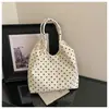 Bolso tote minimalista de lunares transfronterizo para mujer, nueva colección 2026, bolso de mano y bandolera versátil de alta gama de pana