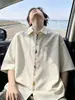 Camisa de manga corta a rayas para hombre con bordado de gato estilo americano, camiseta fina de verano moderna y holgada, chaqueta de playa de manga corta
