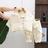 Conjunto de Invierno para Niños 2027 Nuevo Elegante Ropa de Invierno Engrosada para Niños, Chaleco Cálido y Sudadera Conjunto de Tres Piezas Moderno