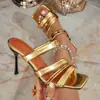 2026 Sandália Plataforma Feminina Quadrada Aberta Salto Agulha Dourada Plissada Acolchoada Tira Larga Sem Costas Sapatos de Festa