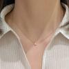 Bañarse sin quitarse el collar europeo y americano de circonitas de diamante flash, un diamante muy fino, cadena para la clavícula de acero de titanio chapado en oro de 18 quilates