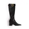 Botas de montar de tacón grueso al mismo estilo que Zhang Yuanying para mujer, con hebillas doradas, diseño de media cremallera y altura hasta la rodilla, con punta cuadrada y ajuste ceñido.