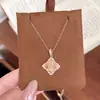 2026 El más vendido Estilo Vintage Colgante Flor de Cuatro Hojas Oro Cepillado Collar para Mujer, Nuevo Estilo Palacio Retro, Lujo Ligero