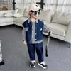 Conjunto de tres piezas de chaleco de mezclilla para niños para primavera y otoño, atuendo elegante y genial estilo coreano para niños, ropa de moda para niños pequeños